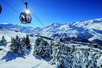 Les Menuires - skilift over de piste